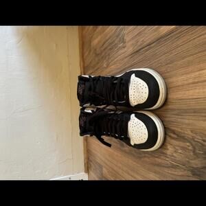 Nike Jordans 1 Mid 5.5 No box Used Bleached Coral